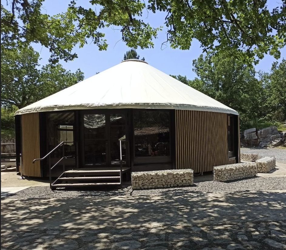 Construction yourte contemporaine